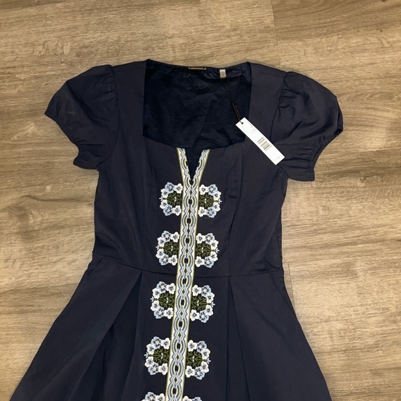 ELIE TAHARI The Faye Pleated Floral-Embroidered Midi Dress - Picture 12 of 16